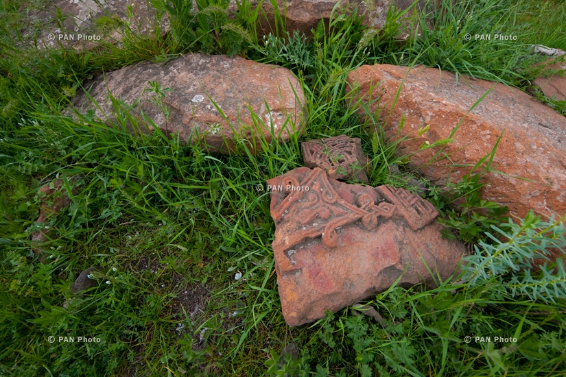 Առինջի գերեզմանոց. 5-20-րդ դարերի չցանկապատված ու չհսկվող 191 խաչքար, 2 կոթող և 26 տապանաքար