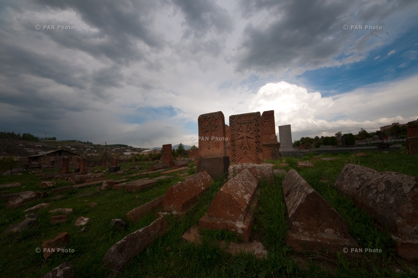 Cemetery in Arinj: 191 old and unprotected khachkars, 2 altars and 26 gravestones