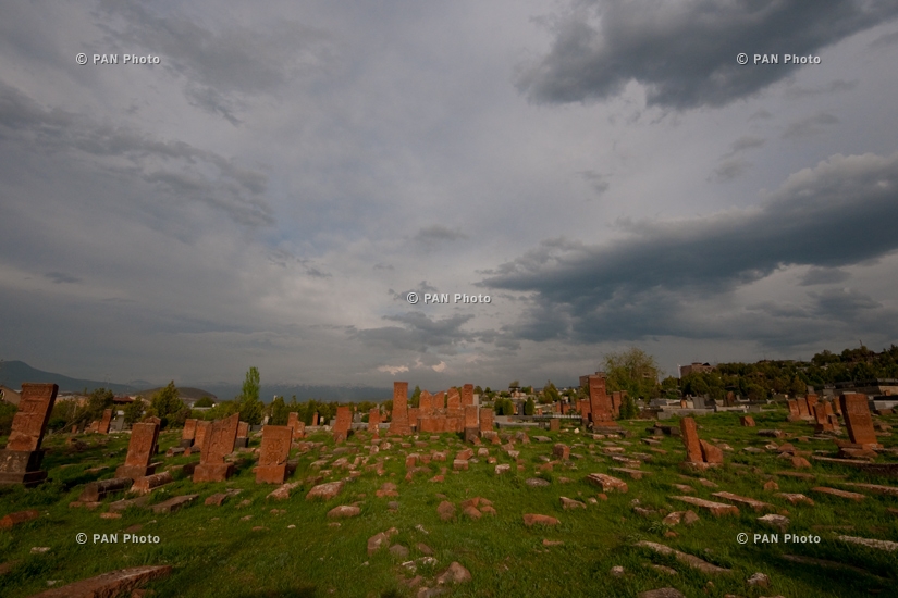 Cemetery in Arinj: 191 old and unprotected khachkars, 2 altars and 26 gravestones