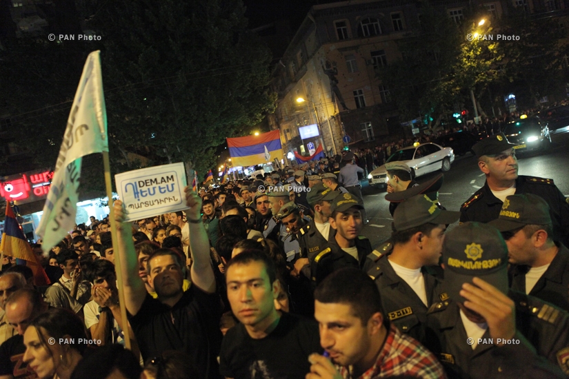 Марш требования инициативы  «Я против» по малому центру Еревана