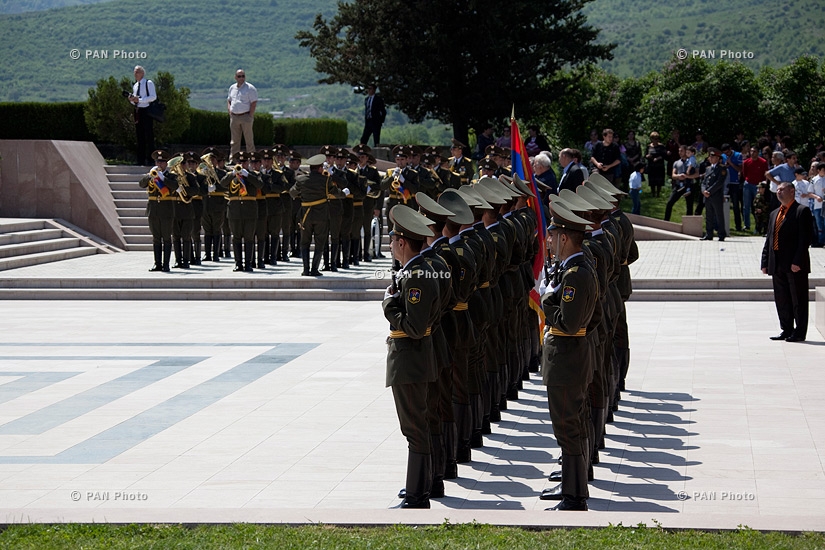 В Степанакерте состоялся военный парад, посвященный 22-летию освобождения Шуши 
