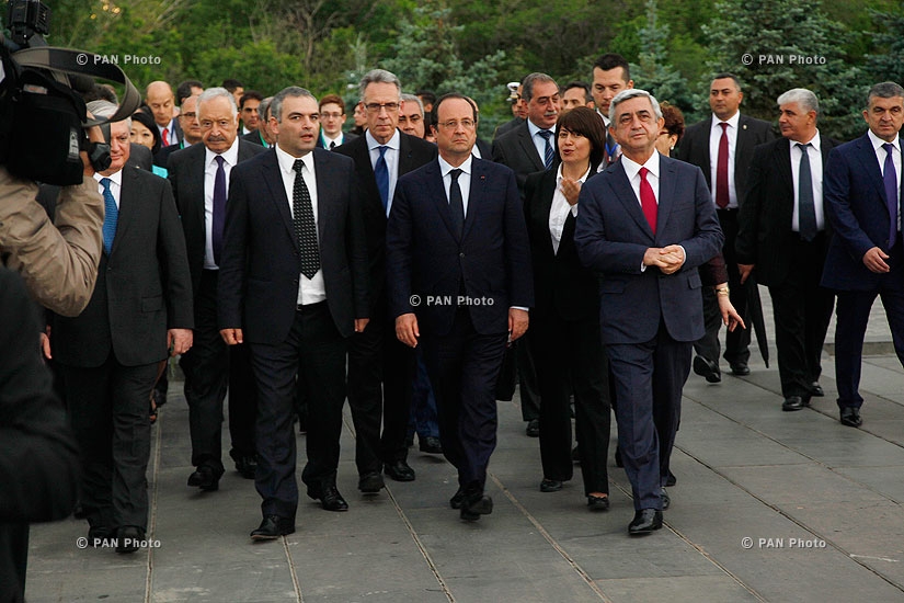 Президент Франции Франсуа Олланд посетил мемориальный комплекс Цицернакаберд