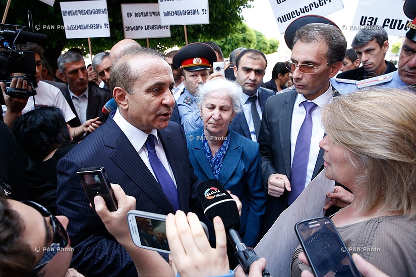 Премьер-министр Овик Абрамян встретился с демонстрантами перед зданием Правительства