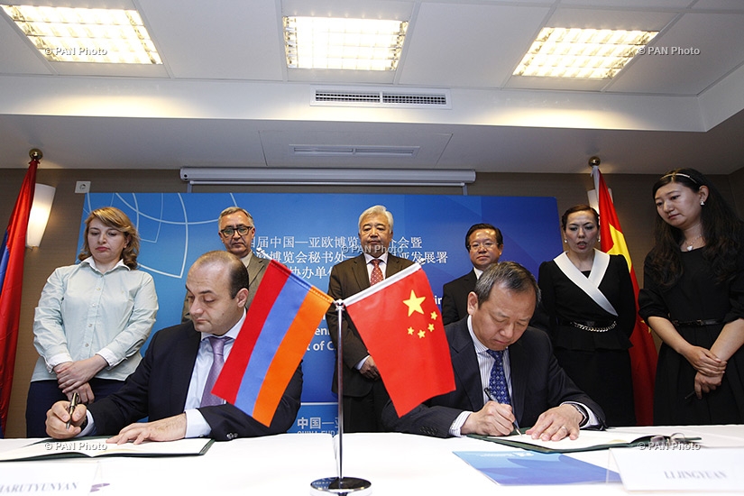 China-Eurasia Expo head Li Jingyuan and Armenian Development Agency director Ruben Harutyunyan sign memo of cooperation