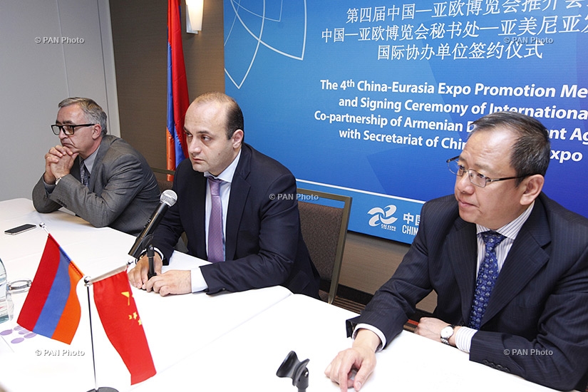 China-Eurasia Expo head Li Jingyuan and Armenian Development Agency director Ruben Harutyunyan sign memo of cooperation