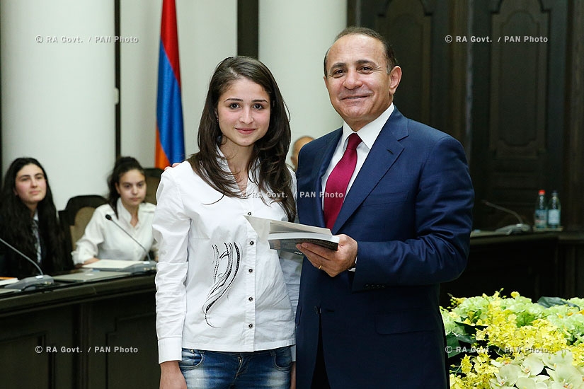 Правительство РА: Премьер Овик Абрамян поздравил победителей республиканской олимпиады 2013-2014 учебного года,