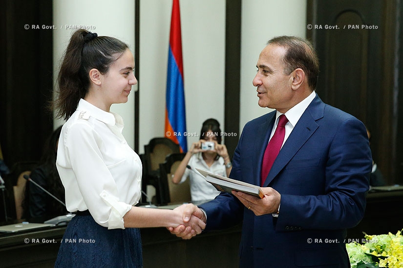 RA Govt.: PM Hovik Abrahamyan congratulates the winners of the Republican Olympiad in 2013-2014 academic yea