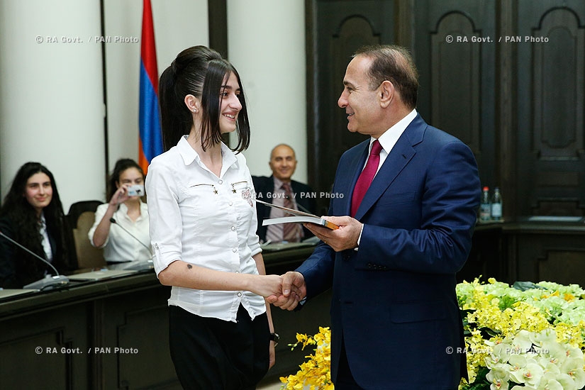 RA Govt.: PM Hovik Abrahamyan congratulates the winners of the Republican Olympiad in 2013-2014 academic yea