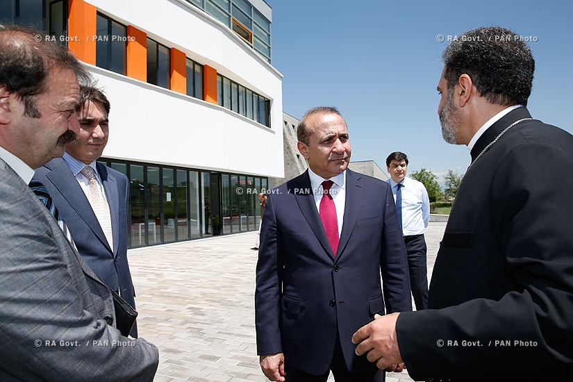 Правительство РА: Премьер-министр Овик Абрамян посетил старшую школу «Айб»