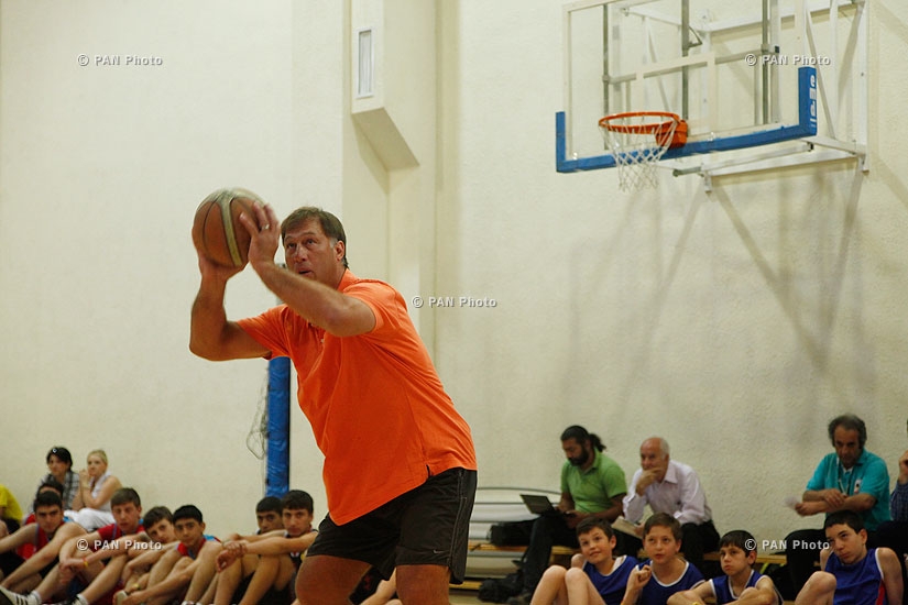 Легендарный литовский баскетболист Шарунас Марчюленис мастер-класс для 120 армянских мальчиков и девочек