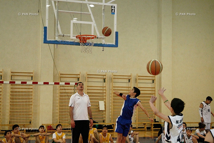 Легендарный литовский баскетболист Шарунас Марчюленис мастер-класс для 120 армянских мальчиков и девочек