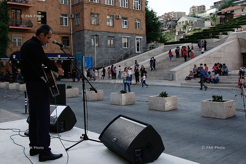 Церемония открытия мемориальной доски Владимира Высоцкого в Ереване