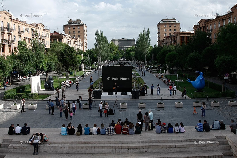 Vladimir Vysotsky commemorative plaque unveiled in Yerevan