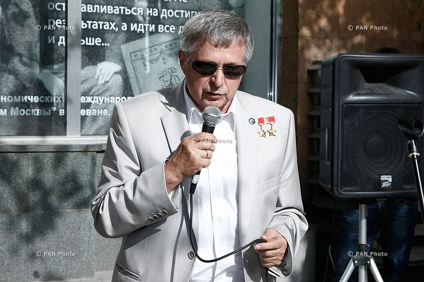 Церемония открытия мемориальной доски Владимира Высоцкого в Ереване