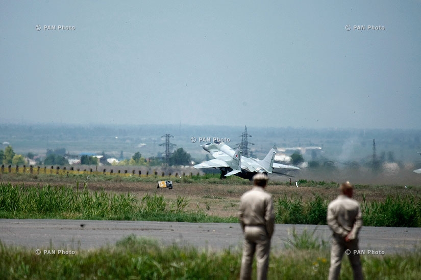 На ереванском аэродроме «Эребуни» летчики российской авиабазы провели показательные полеты на истребителях