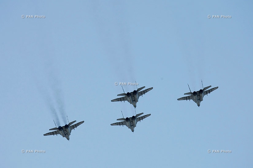 На ереванском аэродроме «Эребуни» летчики российской авиабазы провели показательные полеты на истребителях