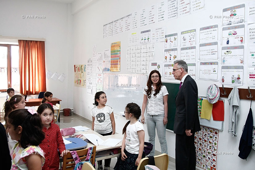 Посол Франции в Армении Анри Рено посетил Французский детский сад
