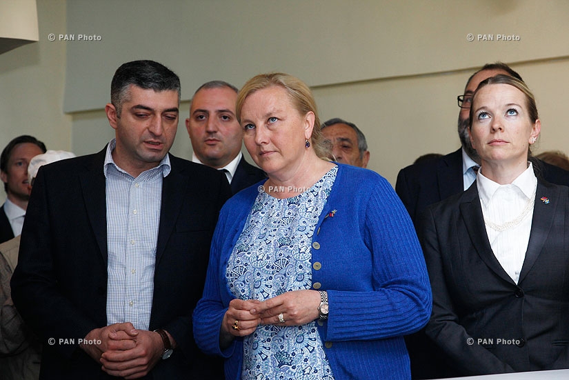 Министр здравоохранения Армении Армен Мурадян и министр торговли Швеции Ева Берлинг посетили Национальный центр онкологии 