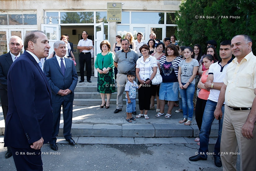 RA Govt.: PM Hovik Abrahamyan meets with applicants taking common entrance exam in Artashat