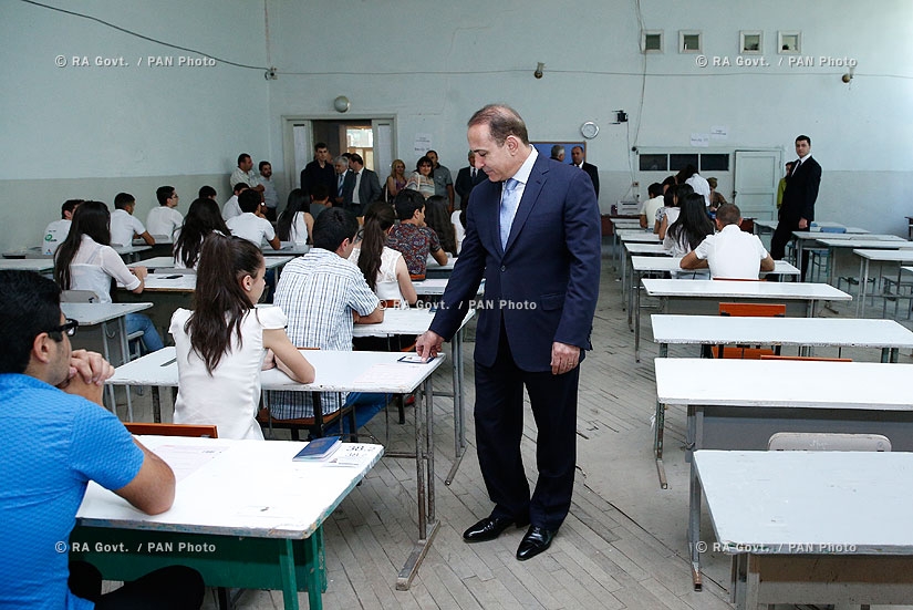 RA Govt.: PM Hovik Abrahamyan meets with applicants taking common entrance exam in Artashat
