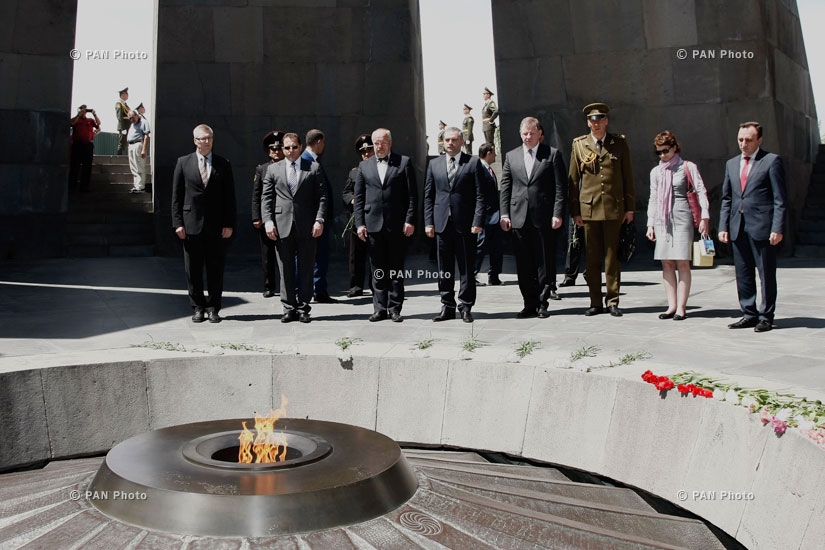 Делегации, возглавляемая министром национальной обороны Литвы Юозасом Олекасом посетила мемориал жертвам Геноцида армян Цицернакаберд