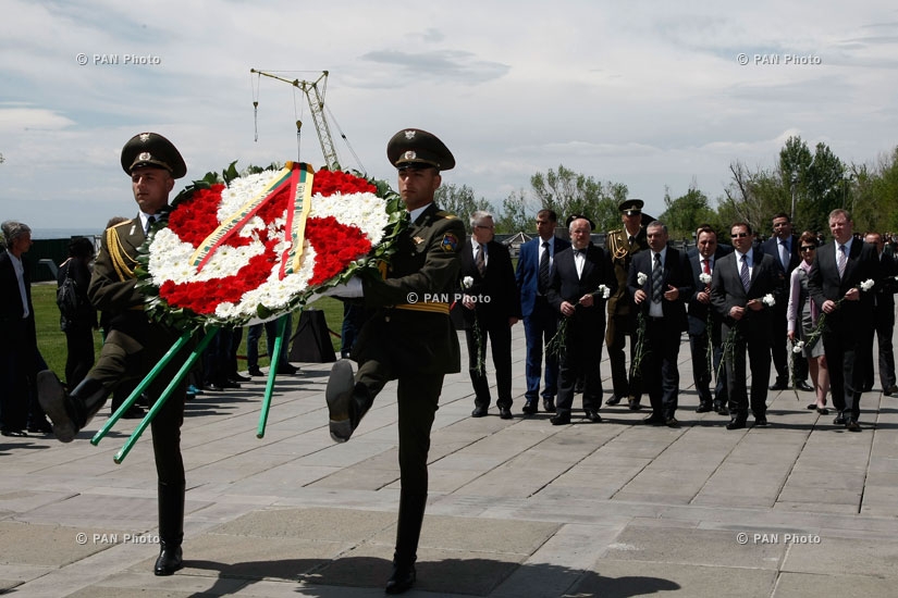 Делегации, возглавляемая министром национальной обороны Литвы Юозасом Олекасом посетила мемориал жертвам Геноцида армян Цицернакаберд