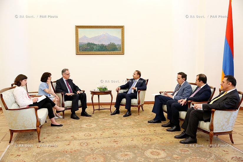 Правительство РА: Премьер Овик Абрамян принял  посла Франции в Армении Анри Рено