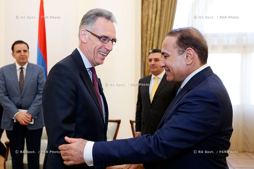 Правительство РА: Премьер Овик Абрамян принял  посла Франции в Армении Анри Рено