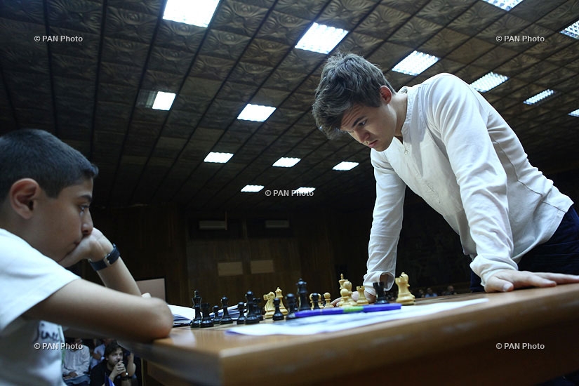 Магнус Карлсен провел в Ереване одновременный шахматный сеанс среди юношей до 12 лет