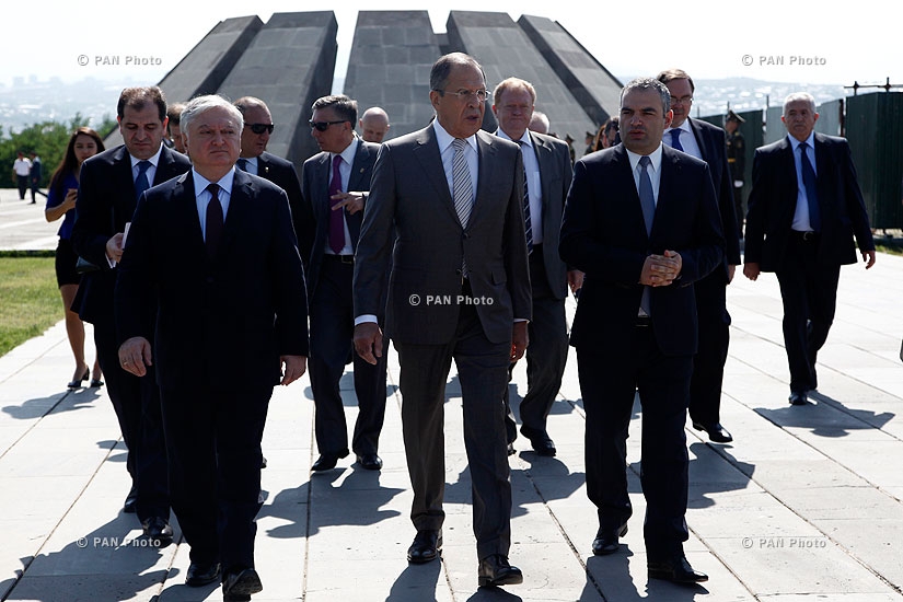 Министр иностранных дел России Сергей Лавров посетил мемориальный комплекс Цицернакаберд