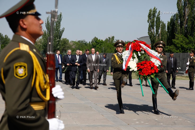 Министр иностранных дел России Сергей Лавров посетил мемориальный комплекс Цицернакаберд