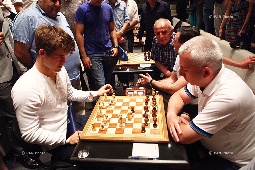 Magnus Carlsen plays chess with Armenian Photo