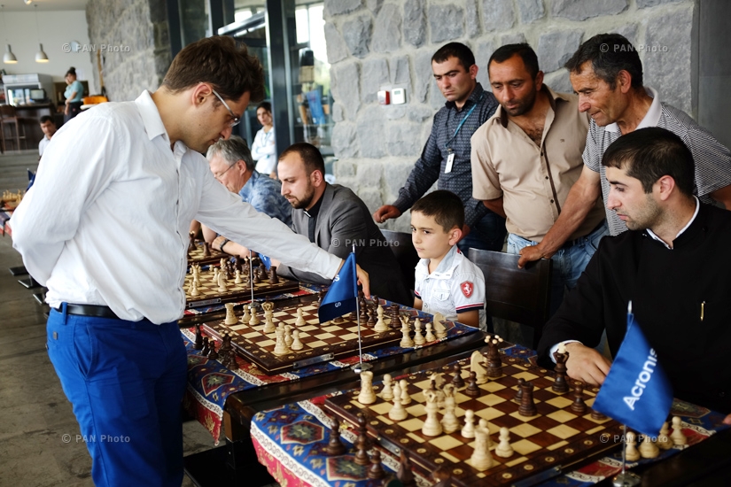 Магнус Карлсен и Левон Аронян провели одновременный шахматный сеанс на 10 досках с монахами и жителями Татева