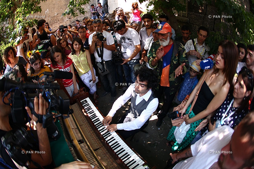 Исполнение пианиста Тиграна Амансяна и протест во дворе дома Африкянов