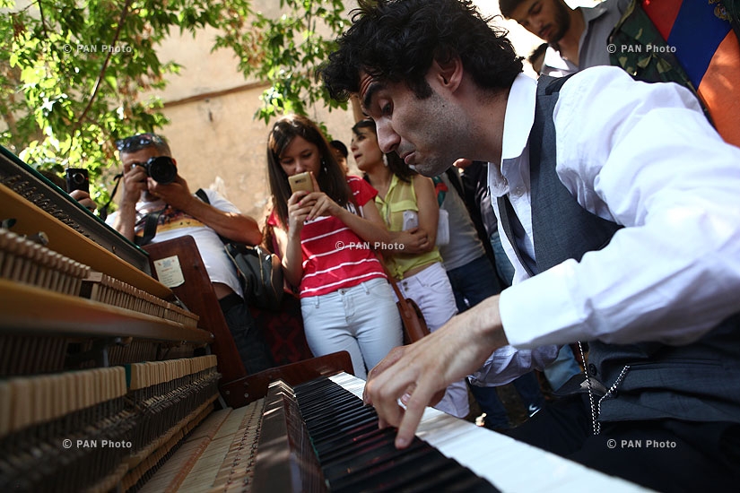 Исполнение пианиста Тиграна Амансяна и протест во дворе дома Африкянов
