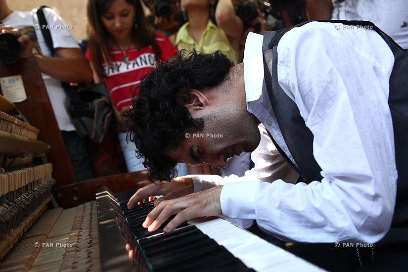 Pianist Tigran Hamasyan's performance and protest in House of Afrikyans