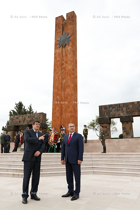 Правительство РА: Премьер Овик Абрамян посетил Мемориальный комплекс Степанакерта