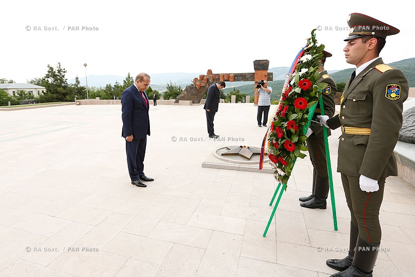 Правительство РА: Премьер Овик Абрамян посетил Мемориальный комплекс Степанакерта