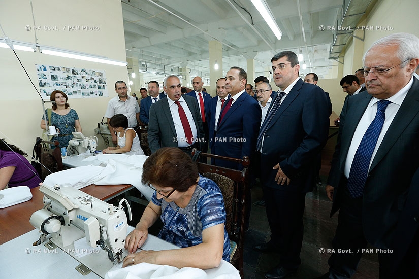 Правительство РА: Премьер Овик Абрамян псоетил заводы «Метакс» и «Арцах фрут»