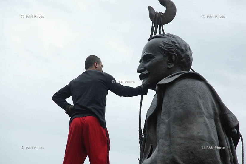 На площади Свободы были заново установлены памятники Ованнесу Туманяну и Александру Спендиаряну