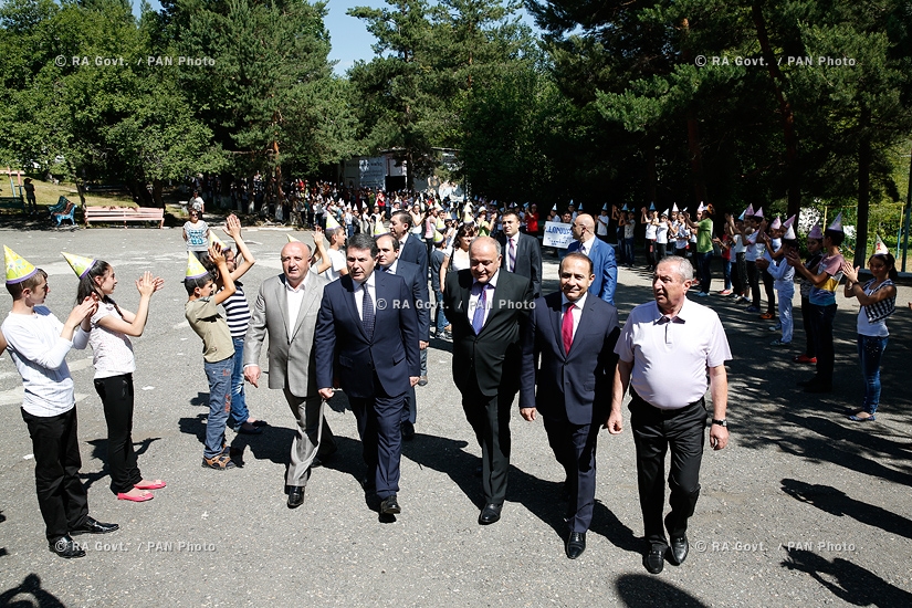 Правительство РА: Премьер Овик Абрамян посетил лагерь «Лусабац» в Анкаване