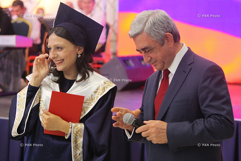 Президент Армении вручил дипломы выпускникам Педагогического университета