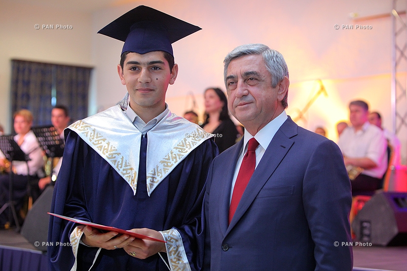 Президент Армении вручил дипломы выпускникам Педагогического университета