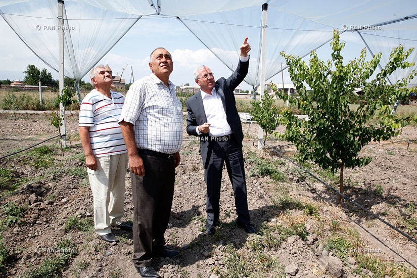 Minister of Agriculture Sergo Karapetyan visits Scientific Center for Farming