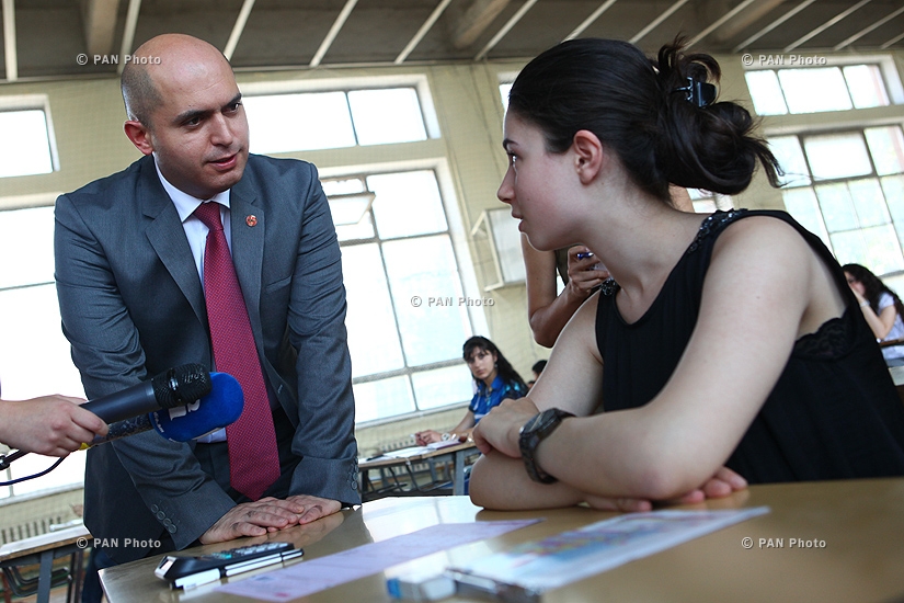 Министр образования и науки Армении Армен Ашотян посетил экзаменационный центр ЕГУ