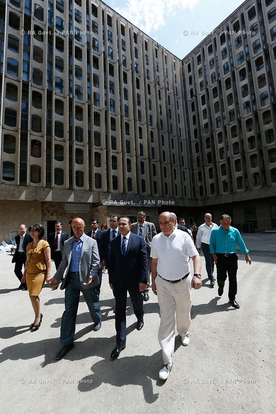 Правительство РА: Премьер-министр Овик Абрамян посетил свободную экономическую зону «Меридиан»