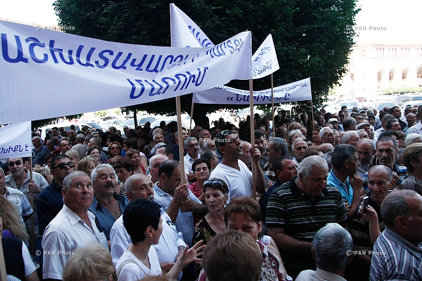 Акция протеста работников завода «Наирит» напротив здания Правительства Армении 