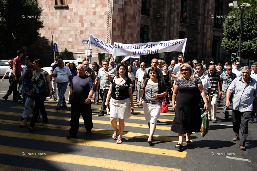 Акция протеста работников завода «Наирит» напротив здания Правительства Армении 