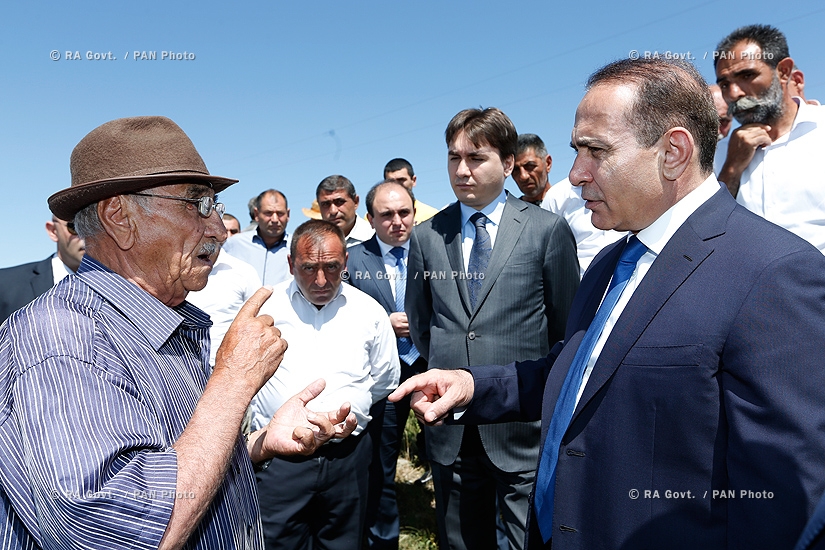Правительство РА: Премьер Овик Абрамян посетил пострадавшие от града поля Ширакской области
