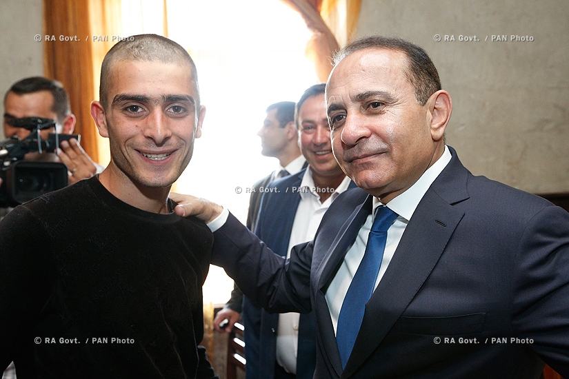 Правительство РА: Премьер Овик Абрамян посетил пострадавшие от града поля Ширакской области